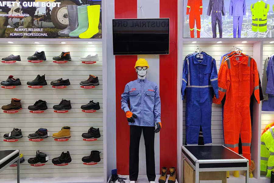 Mitkä ovat PVC-turvasaappaiden käytön tärkeimmät edut teollisuusympäristöissä